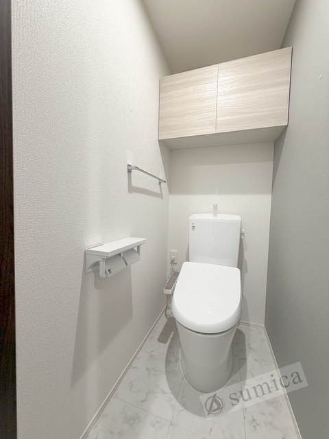 トイレ　人気アイテムの温水洗浄便座。清潔感のあるトイレです。