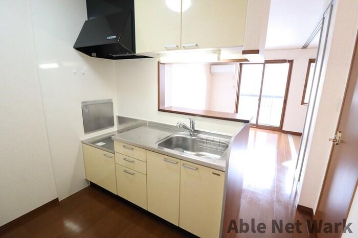 キッチン　コンパクトなキッチンで掃除もラクラク