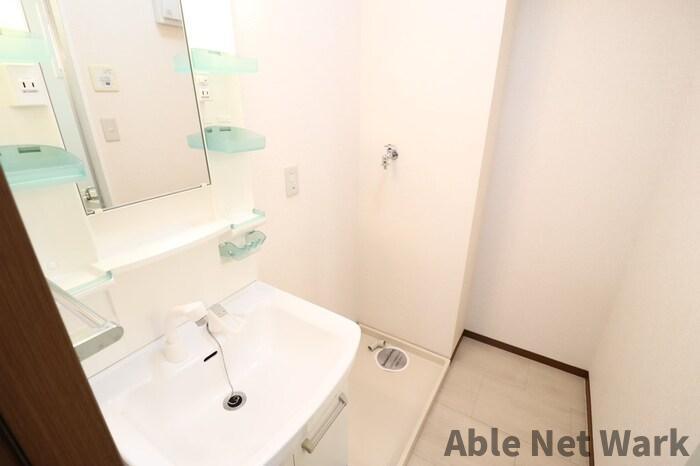 洗面設備　ゆったりとスペースのある洗面所