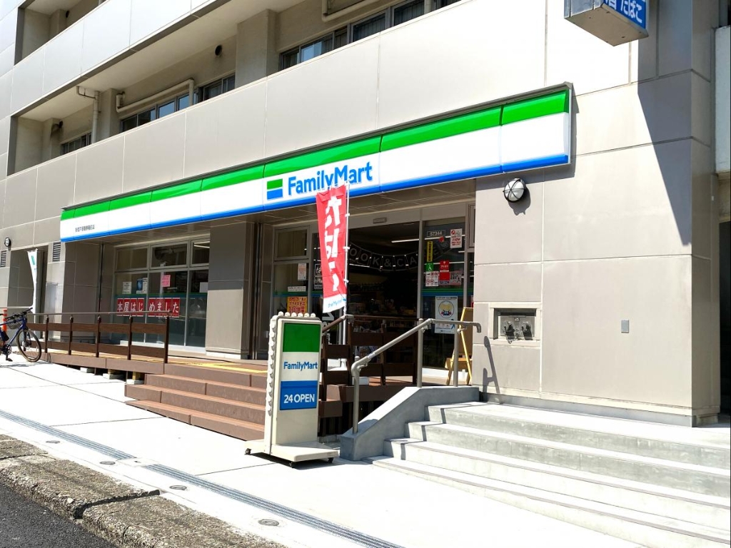 コンビニ　ファミリーマート 新宿戸塚警察署前店（コンビニ）まで509m
