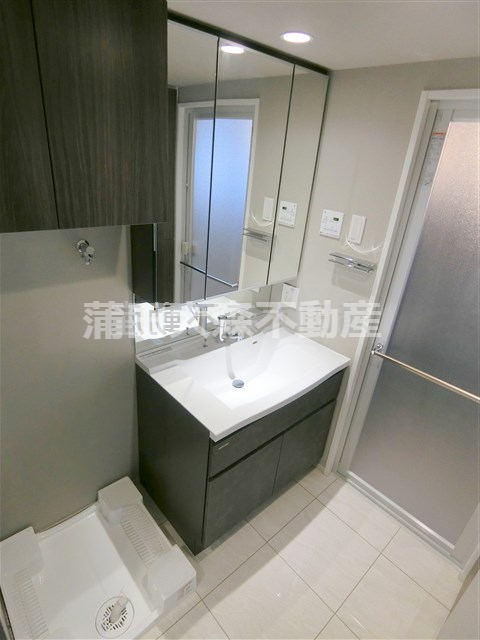 洗面設備　洗面脱衣所　3面鏡の独立洗面台　洗濯機置き場