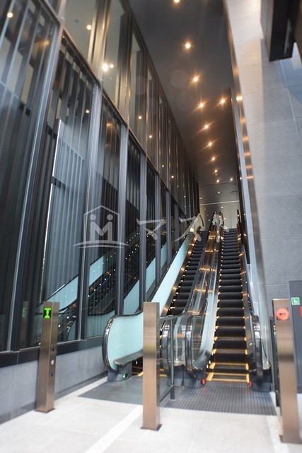 エントランス　エントランスに向かうエレベーター