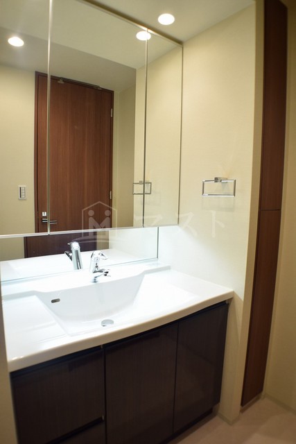 洗面設備　同マンションの別居室の室内写真になります。