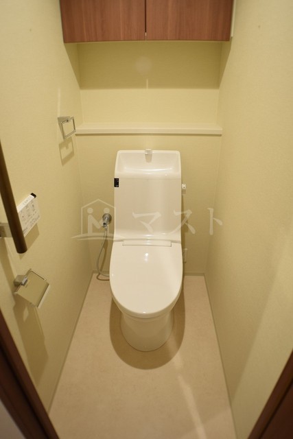 トイレ　同マンションの別居室の室内写真になります。