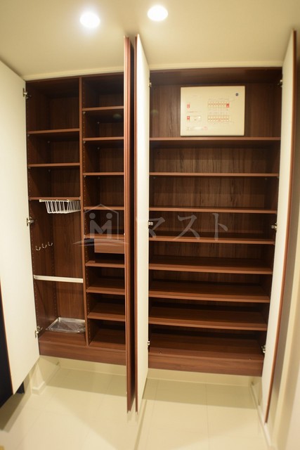 その他　同マンションの別居室の室内写真になります。