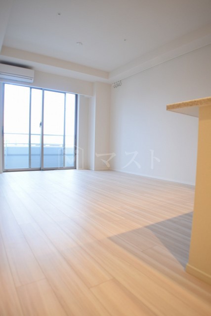 居室・リビング　同マンションの別居室の室内写真になります。