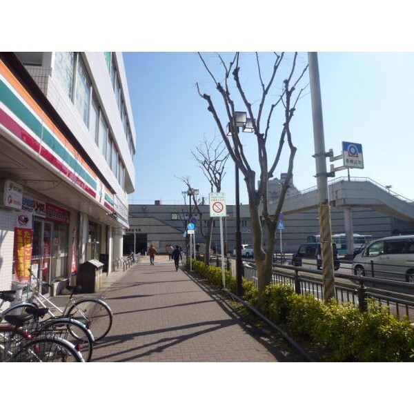 コンビニ　セブンイレブン成田駅西口店（コンビニ）まで774m