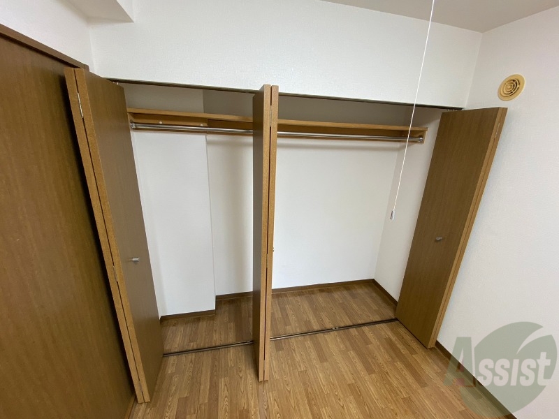 収納　こちらの収納にはハンガーをかけて服もしまえますね。