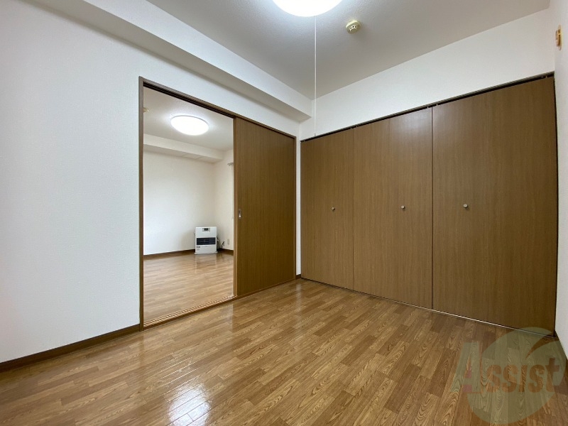 その他部屋・スペース　寝室はこちらです。光が差し込む、温かみのあるお部屋です。