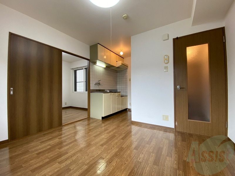 居室・リビング　リビングです。木目のフローリングが落ち着きますね。