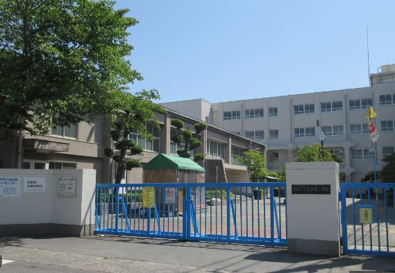 小学校　高槻市立西大冠小学校（小学校）まで96m