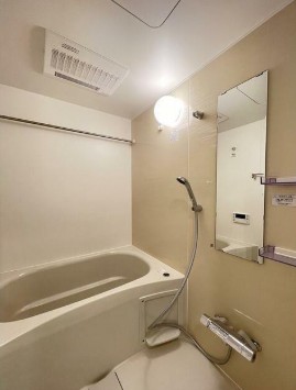 バス・シャワールーム　追い焚き機能、浴室乾燥機付きバス。