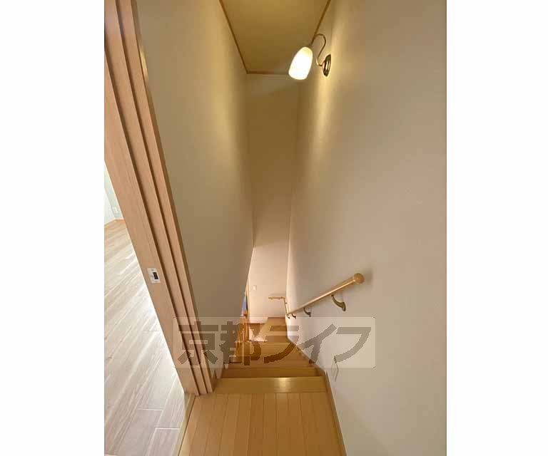 その他部屋・スペース　手すり付きで上がりやすい階段です。