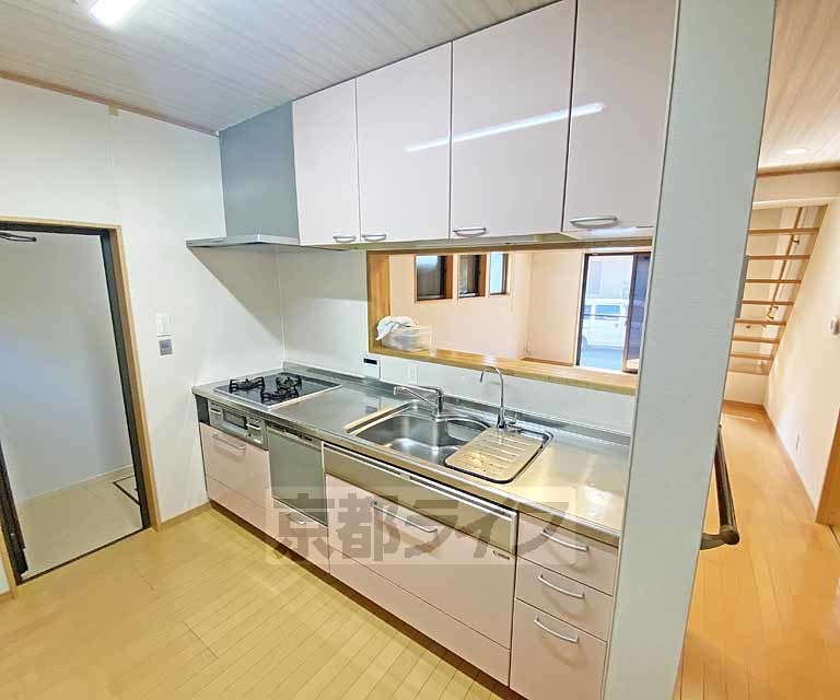 キッチン　対面式ワイドサイズのシステムキッチンです。