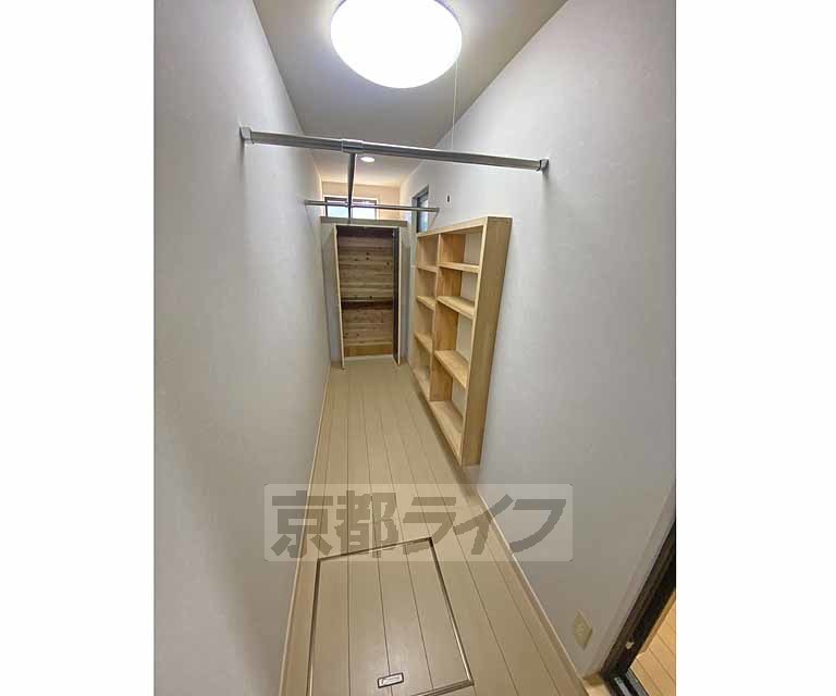 収納　広々したウォークイン式パントリーです。