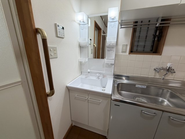 洗面設備　独立洗面台、朝の身支度には欠かせません