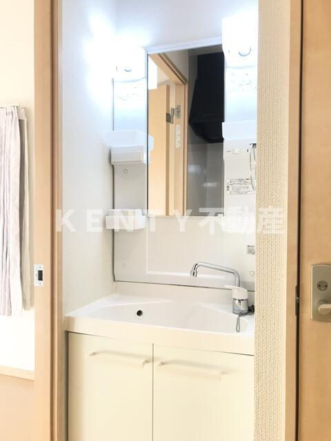 洗面設備　明るい洗面所です