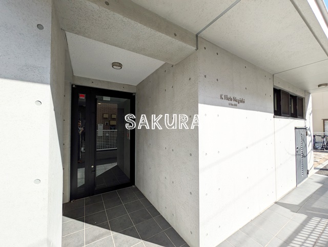 エントランス　重厚感のある建物デザイン♪