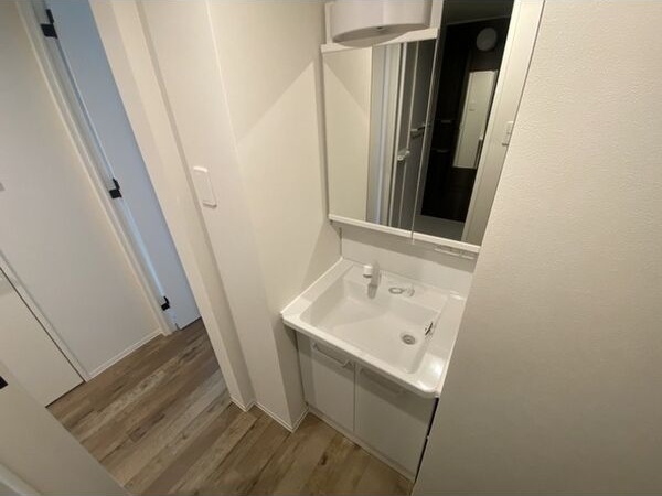 洗面設備　朝の身支度に便利な洗面台です♪