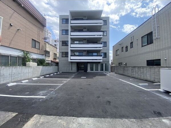 駐車場　お車が停めやすそうな駐車場です♪