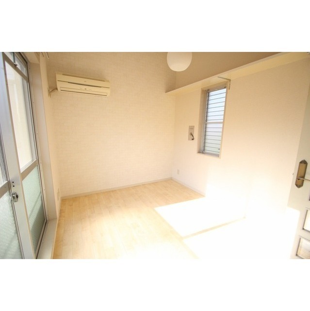 居室・リビング　角部屋２面窓あり