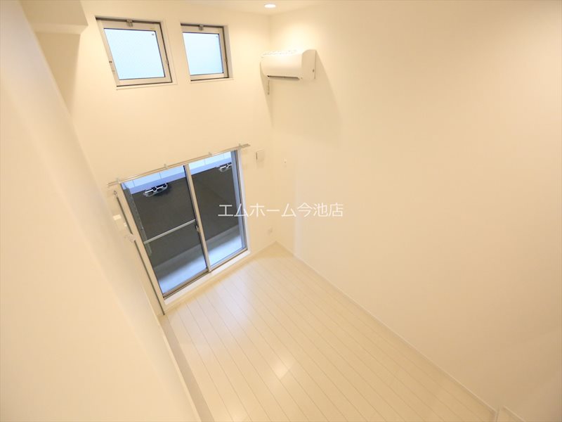 その他　洋室5.9帖　エアコン付　バルコニーに面しています