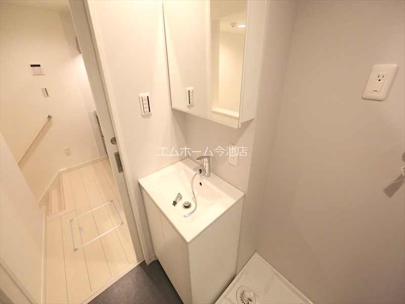 洗面設備　脱衣所　独立洗面台（シャンプードレッサー付）収納スペース有