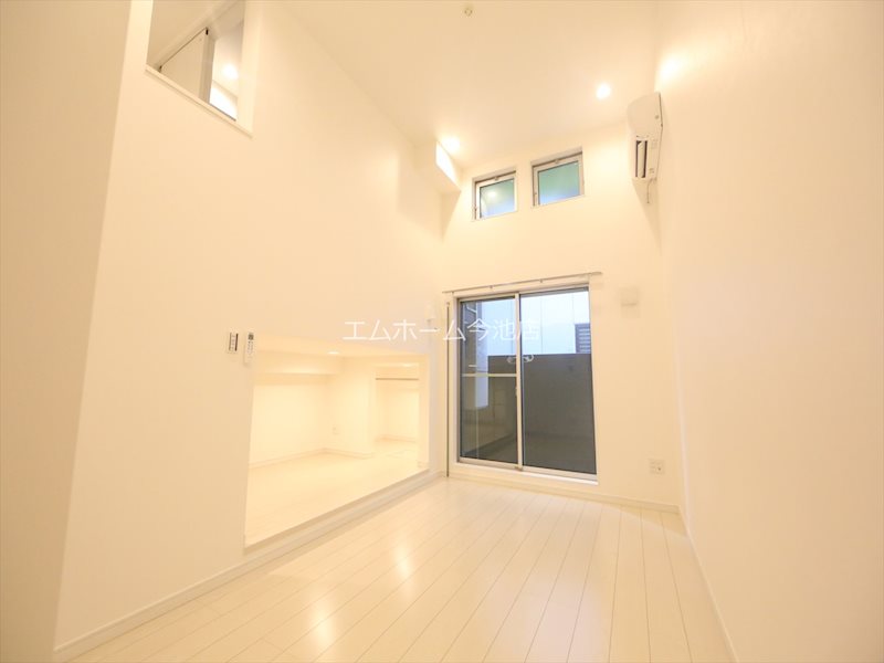 バルコニー　洋室5.9帖　エアコン付　バルコニーに面しています