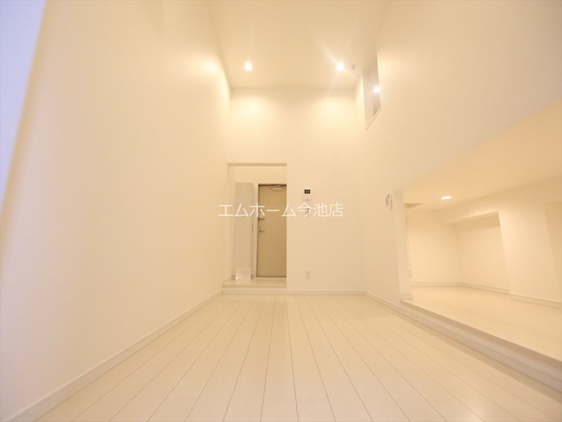 居室・リビング　洋室5.9帖　エアコン付　バルコニーに面しています