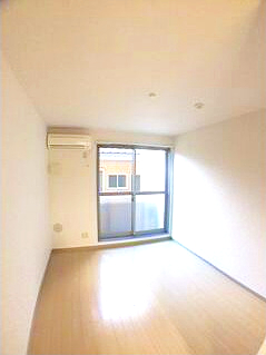 居室・リビング　明るい日差しが入る洋間