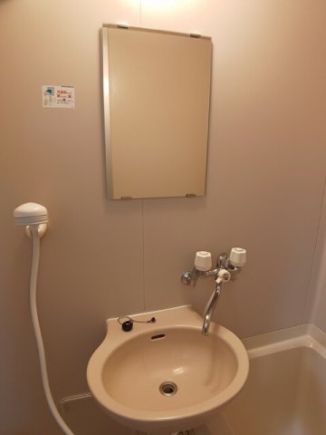 洗面設備　明るい洗面所です