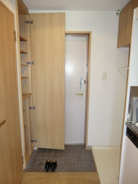 玄関　玄関は収納あり