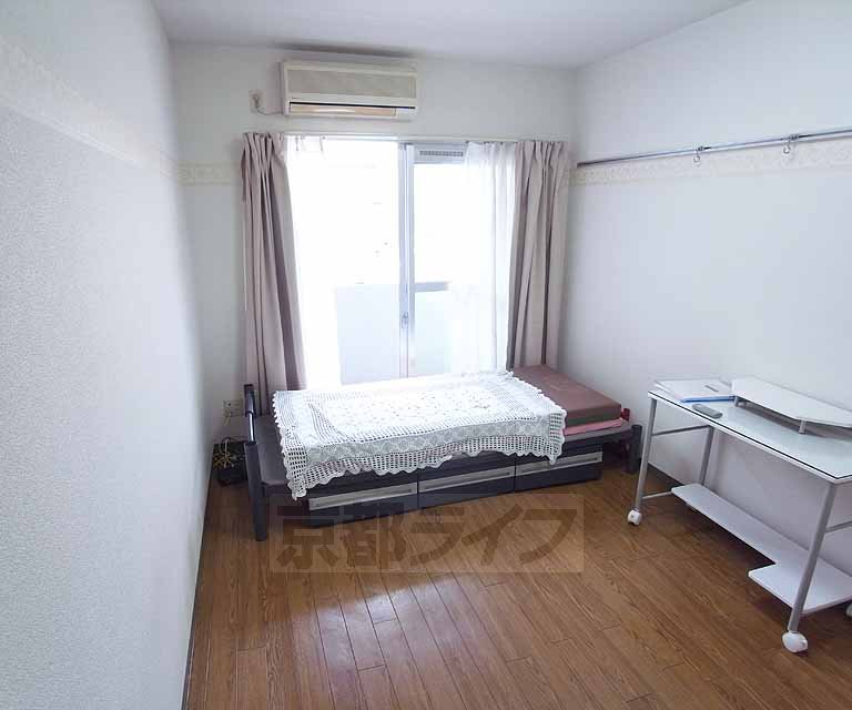 居室・リビング　南向き洋室で明るいです