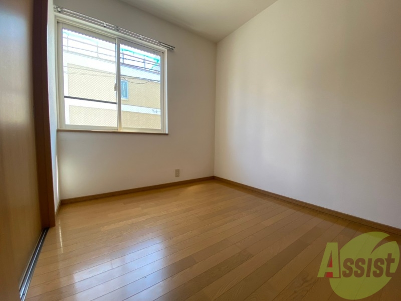 その他部屋・スペース　こちらは５帖の寝室です。シンプルで落ち着きのあるお部屋です。