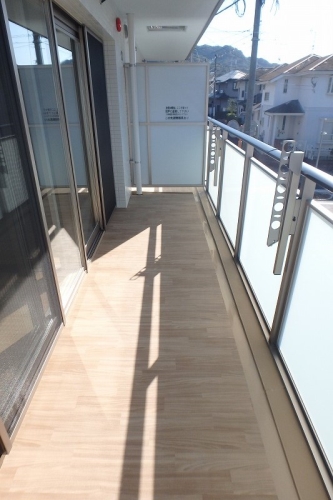 バルコニー　他物件参考画像。建具・壁・床色は異なります。現況優先。
