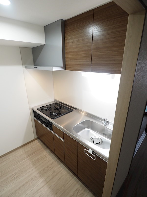 キッチン　収納も広く3口コンロ付き、料理の幅も広がりますね