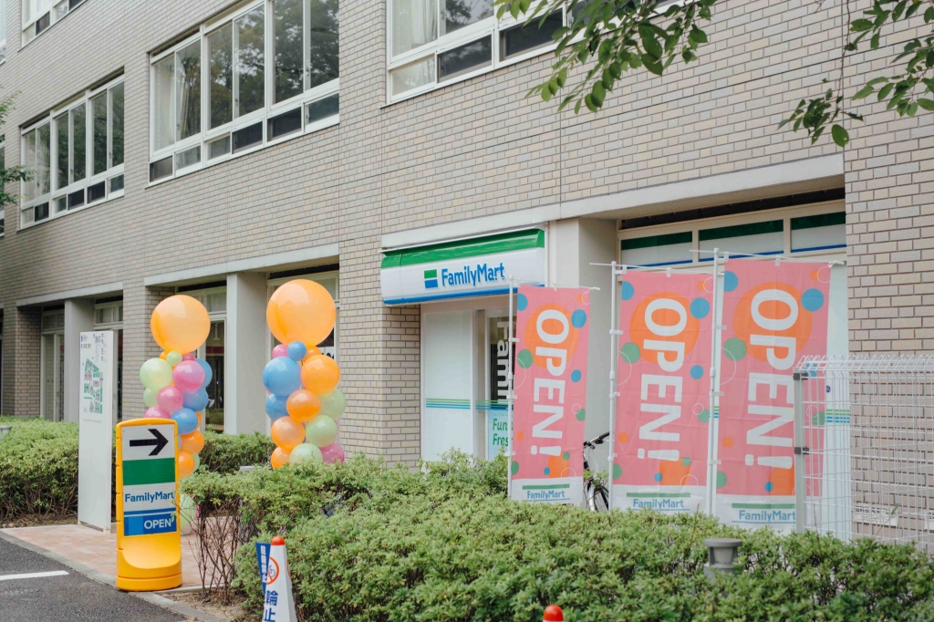 コンビニ　ファミリーマート 関西大学店（コンビニ）まで864m