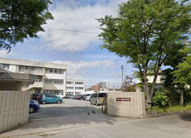 小学校　福岡市立小学校松島小学校（小学校）まで242m