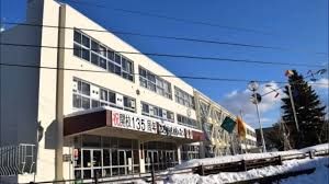 小学校　札幌市立月寒小学校（小学校）まで359m