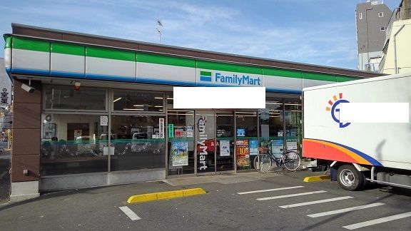 コンビニ　ファミリーマート（コンビニ）まで10m