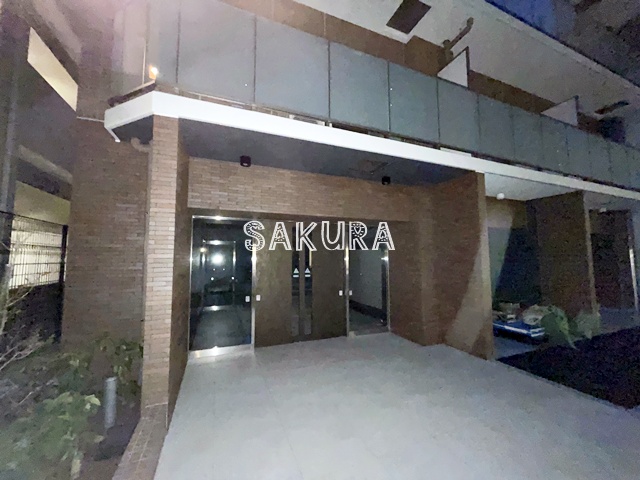 エントランス　重厚感のある建物デザイン♪