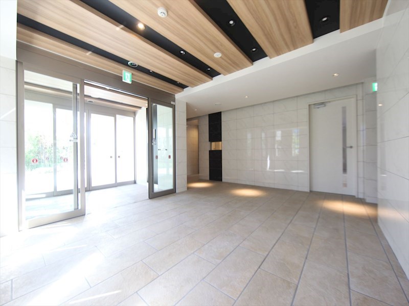 エントランス　エントランス　オートロック　宅配ＢＯＸ　防犯カメラ