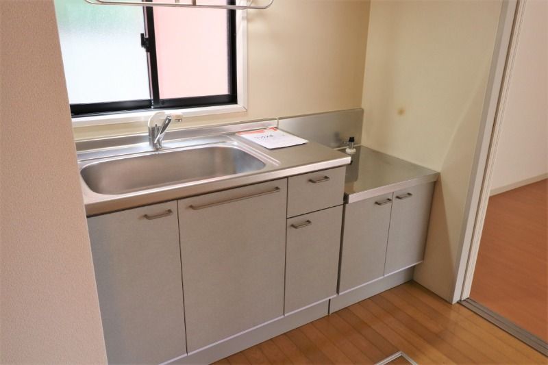 キッチン　※別号室の写真となります。