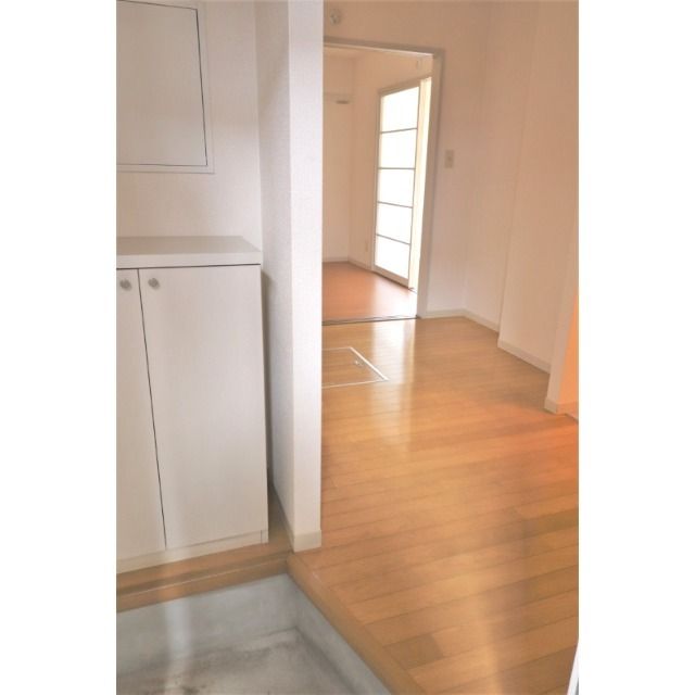 玄関　※別号室の写真となります。