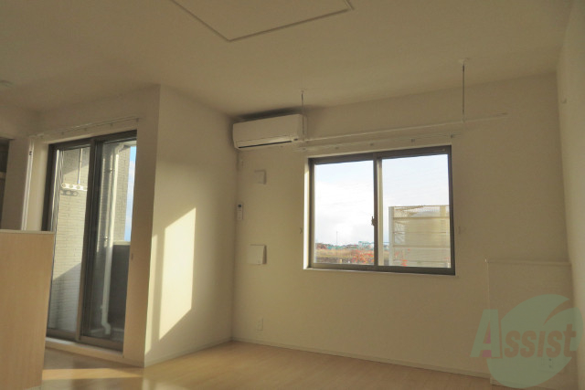 居室・リビング　１１．１帖のリビングです。窓が二つあり、明るいですね。