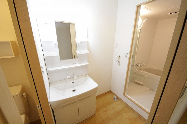 洗面設備　※同タイプの別の部屋の写真です。