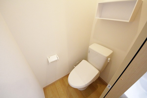 トイレ　※同タイプの別の部屋の写真です。