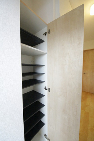 玄関　※同タイプの別の部屋の写真です。