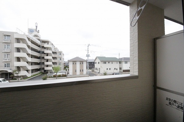 バルコニー　※同タイプの別の部屋の写真です。