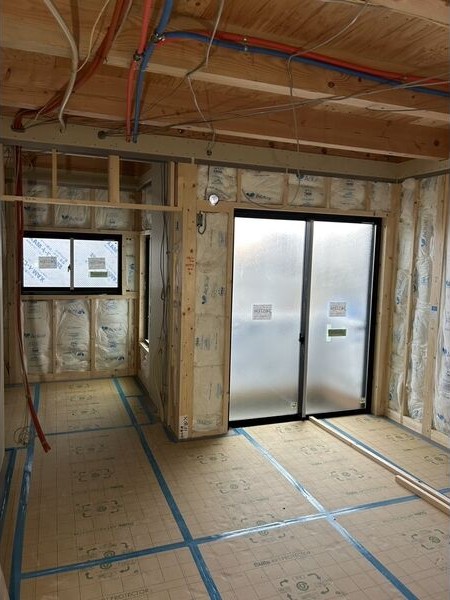 居室・リビング　※同建物の別のお部屋の写真です。